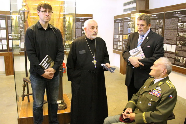 První a třetí zleva autoři knih, J. Plachý a J. Marek, uprostřed děkan chrámu J. Šuvarský, sedící gen. J. Klemeš