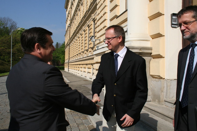 Daniel Koštoval vítá na ministerstvu obrany Matiho Raidma