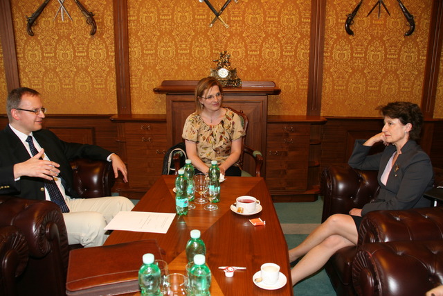 Z jednání státního tajemníka MO Daniela Koštovala s výkonnou ředitelkou European Defense Agency (EDA) Claude-France Arnould (vpravo). Zúčastnila se ho také ředitelka Národního úřadu pro vyzbrojování Jitka Nalevajková (uprostřed)