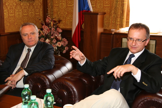 Státní tajemník MO Daniel Koštoval a náměstek ministra obrany pro obranné akvizice Bohuslav Dvořák 