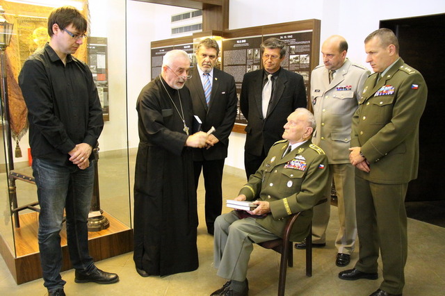 Zleva J. Plachý, J. Šuvarský, J. Marek. A. Moucha z nakl. Svět křídel, sedící J. Klemeš, dále ředitel VHÚ A. Knížek a velitel 4. brigády rychlého nasazení M. Hlaváč