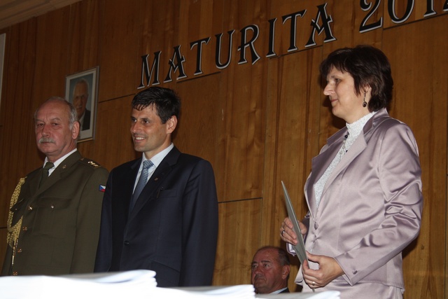 Velitel školy, plk. Ing. Vojtěch Němeček, Ph.D.
Ing. Michael Hrbata, náměstek ministra obrany pro personalistiku RNDr. Dagmar Štěpánková, třídní učitelka čety T3A, tedy třetího ročníku dálkového studia
