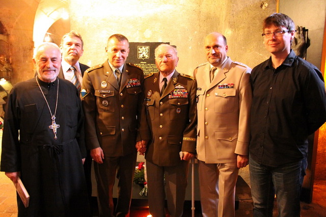 Účastníci křtu v kryptě pod kostelem, kde je památník hrdinů heydrichiády
