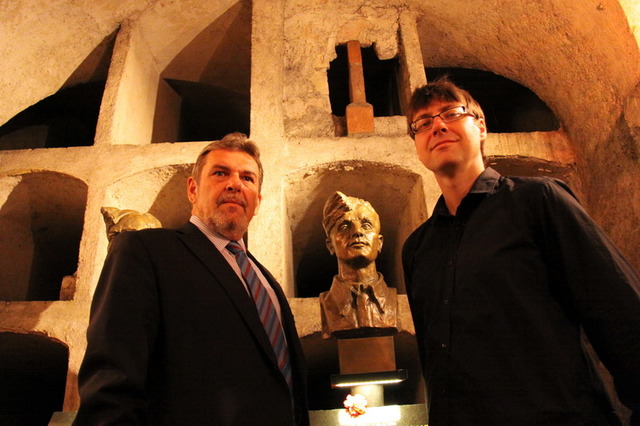 Autoři knih J. Marek a J. Plachý v kryptě