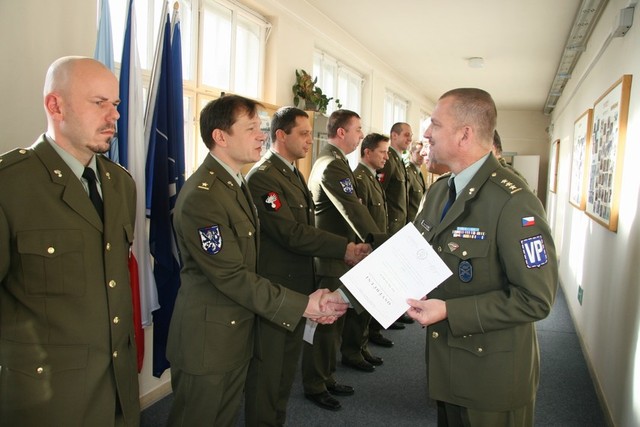 Slavnostní ukončení kurzu, osvědčení předává plk. gšt. Ing. Pavel Fejfar