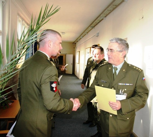 Slavnostní ukončení kurzu, osvědčení předává plk. Ing. Lubomír Kroupa, CSc.