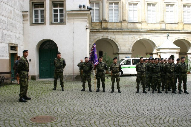 Nástup vojenských policistů na zámku v Brandýse nad Labem