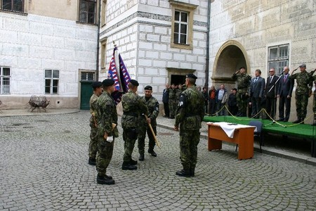 Nový velitel Velitelství Vojenské policie ve Staré Boleslavi přebírá standartu