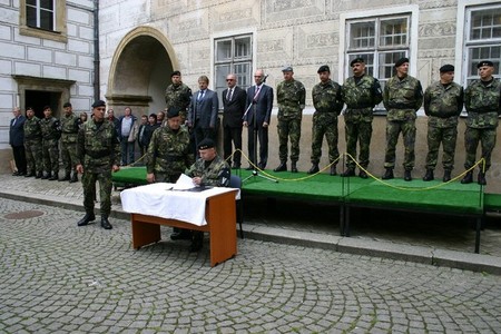 Podpis předání a převzetí funkce