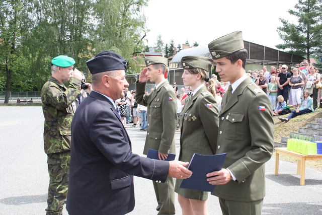 Místopředseda ČsOL Ing. Emil Cigánik a velitel školy plk. Ing. Vojtěch Němeček předávají odznak ČsOL nejlepším studentům školy, zleva Adamu Brunnovi, Marcele Bušinnové, Sebastianovi Pluskalovi
