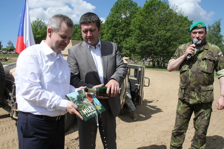 Křest knihy Muži z první linie. Zleva autor Karel Černý, předseda poslanecké sněmovny Jan Hamáček, ředitel VHÚ Aleš Knížek