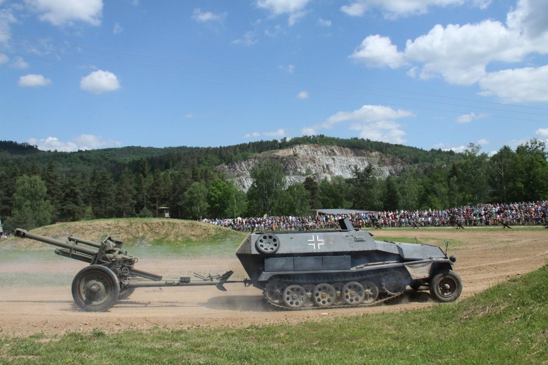 Defilé dělostřelecké techniky