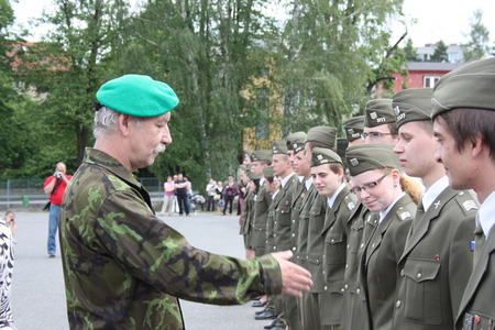 Velitel blahopřeje oceněným absolventům