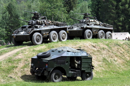 Defilé dělostřelecké techniky - dvě vozidla Greyhound