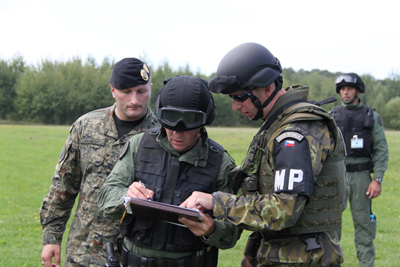 Velitel české čety VP s chorvatským instruktorem střelby