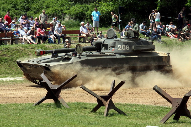 Defilé dělostřelecké techniky - houfnice Gvozdika