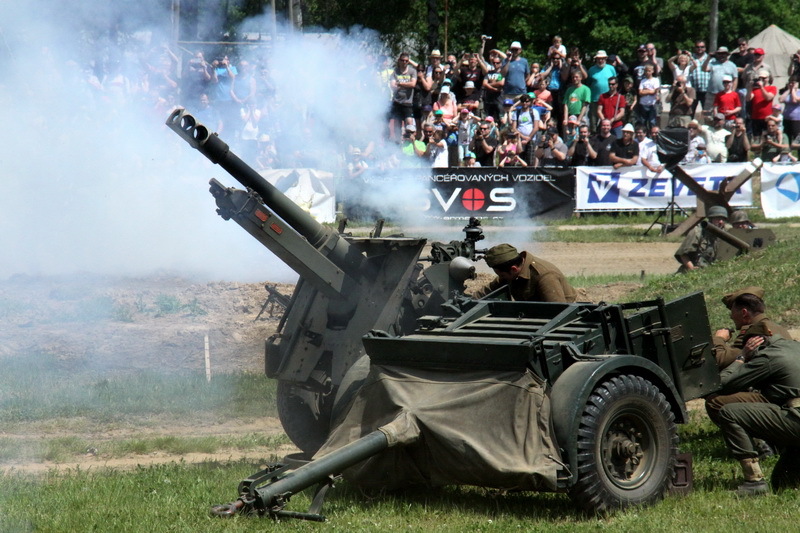 Dělostřelecké salvy na závěr ukázek v aréně