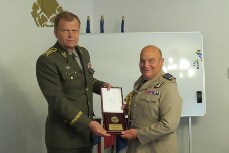 Závěrečné předání pamětních plaket