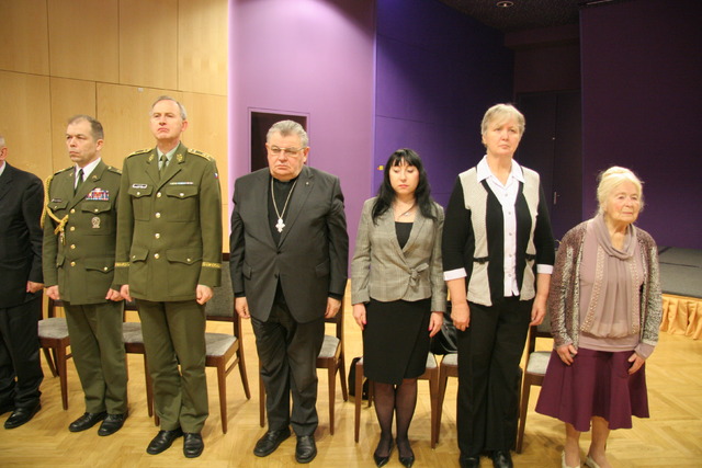 Vyjádřit úctu přišli Dominik kardinál Duka, senátor Grulich, ZNGŠ AČR generálmajor Jaroslav Kocián, předsedkyně KPV Kavalírová