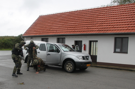 slovenští vojenští policisté zasahují (1)