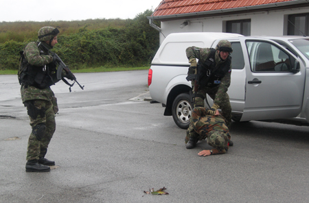 slovenští vojenští policisté zasahují (2)