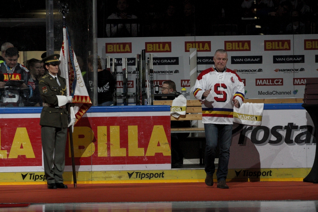 Jiří Hrdina předával dárky za hokejový klub HC Sparta Praha.