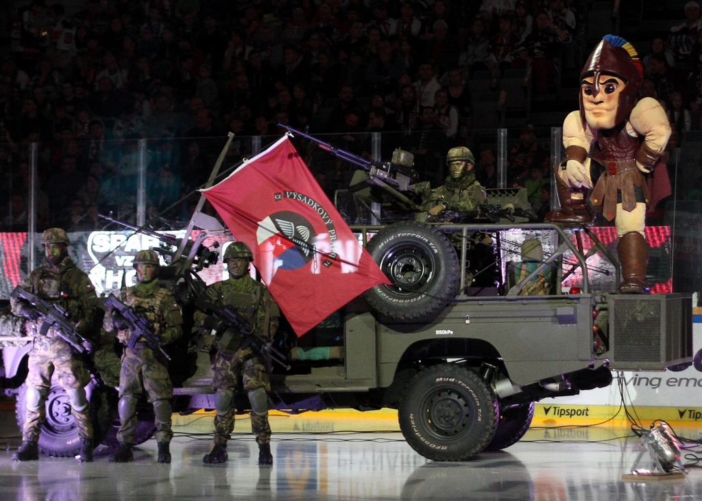 Po ledové ploše se krom rolby proháněl LR 130 Kajman s osádkou 43. výsadkového praporu Chrudim