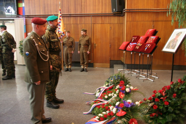 Rozloučit se přišli příslušníci ostravské aktivní zálohy, Čs. obce legionářské, studenti VSŠ-VOŠ Moravská Třebová a další