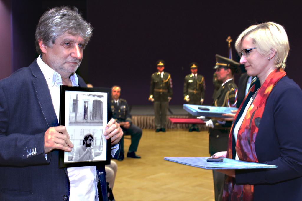 Břetislav Rychlík převzal osvědčení za svého bratra Františka, který vydával samizdatové periodikum revue Střední Evropa 