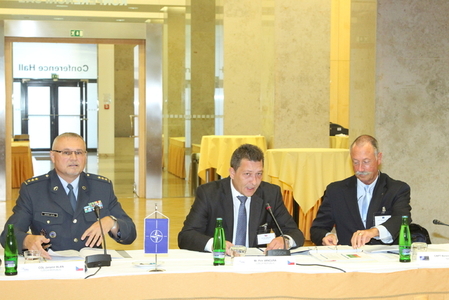 Experti NATO na vzdělávání a výcvik vojenského i civilního personálu zasedali v Praze