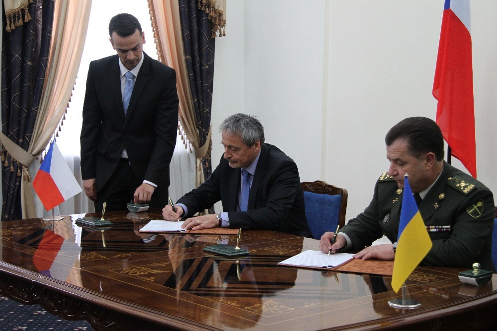 Oba ministři, vlevo Martin Stropnický, vpravo Stěpan Poltorak, na závěr svého setkání podepsali společnou deklaraci