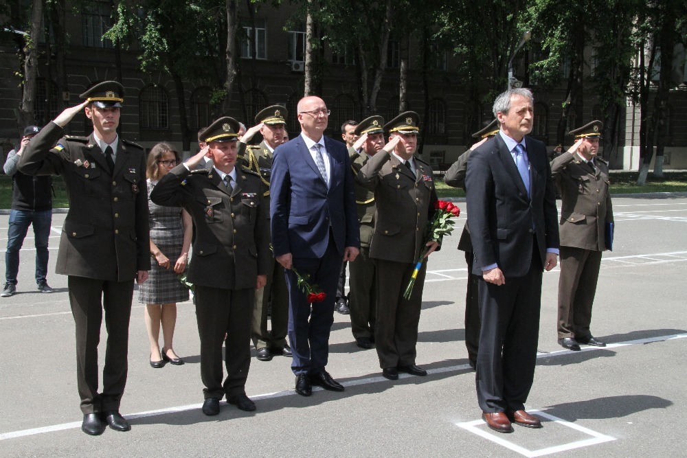 Ministr Stropnický se v Kyjevě poklonil památce ukrajinských vojáků, kteří zahynuli během bojů na východě země. 