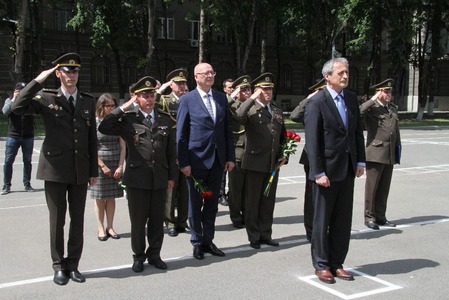 Ministr Stropnický se v Kyjevě poklonil památce ukrajinských vojáků, kteří zahynuli během bojů na východě země. 