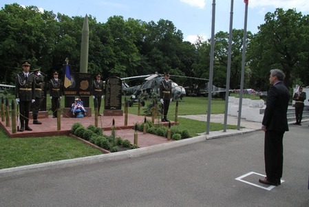 Ministr Stropnický se v Kyjevě poklonil památce ukrajinských vojáků, kteří zahynuli během bojů na východě země. 