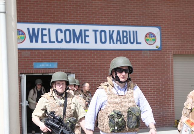 Premiér Nečas v doprovodu náčelníka Generálního štábu  generála Petra Pavla opět zavítal za českými vojáky do Afghánistánu  