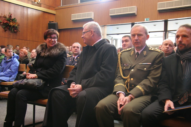 Zprava: primátor Macura, ZNGŠ AČR genmjr. Kocián, senátor Bárek, náměstkyně Netolická