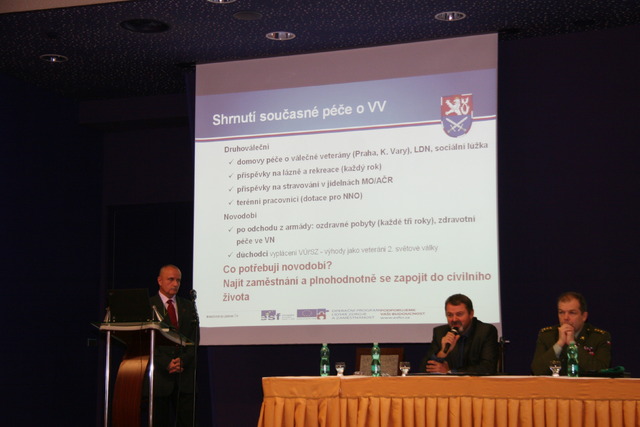 Vedoucí oddělení péče o válečné veterány Milan Bachan představuje, jak se ministerstvo obrany stará o válečné veterány