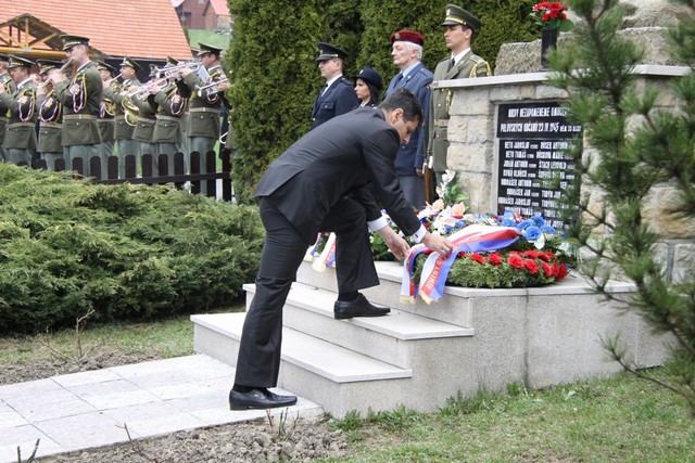 Náměstek ministra obrany Michael Hrbata se poklonil prlovským občanům