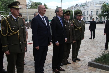 Na Sofijském náměstí pak položil kytici u pamětní desky, která připomíná slavnostní přísahu České družiny.