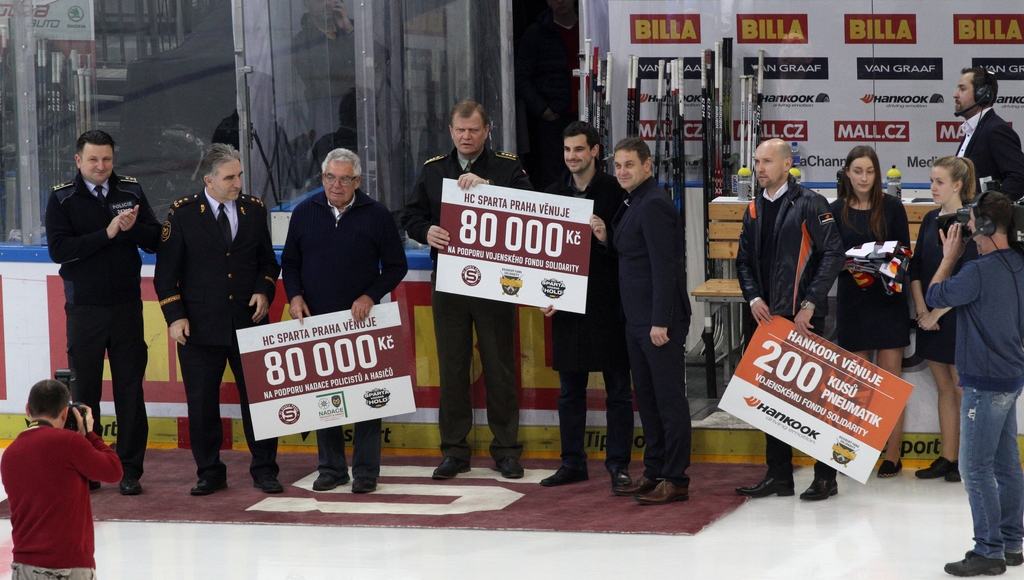 Náčelník Generálního štábu Armády České republiky armádní generál Josef Bečvář převzal z rukou zástupců hokejové Sparty výtěžek, který je věnován Vojenskému fondu solidarity.