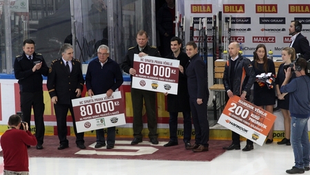 Náčelník Generálního štábu Armády České republiky armádní generál Josef Bečvář převzal z rukou zástupců hokejové Sparty výtěžek, který je věnován Vojenskému fondu solidarity.