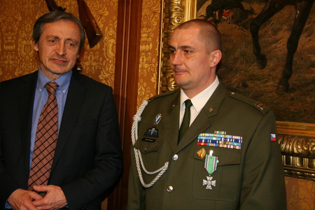 Ministr obrany ocenil záchranu přepadené ženy záslužným křížem II. stupně