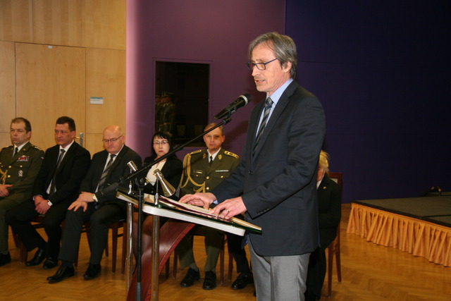 Projevu ministra obrany naslouchal také ministr kultury Daniel Herman, státní tajemník Petr Vančura, ředitel odboru pro válečné veterány Eduard Stehlík a náměstkyně ředitele ÚDV Eva Michálková
