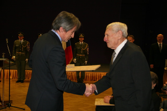 Za podporu osobám zapojeným do odboje byl oceněn Václav Holub