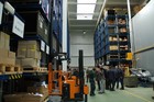 Účastníci konference ve skladových prostorech