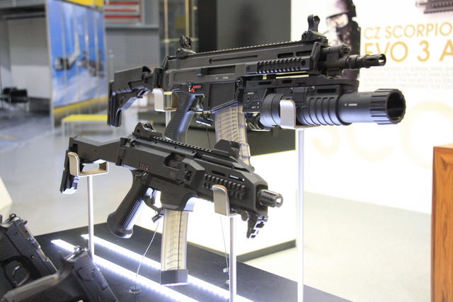 Detail z expozice České zbrojovky Uherský Brod, vpředu Scorpion EVO