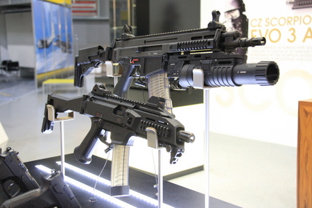 Detail z expozice České zbrojovky Uherský Brod, vpředu Scorpion EVO