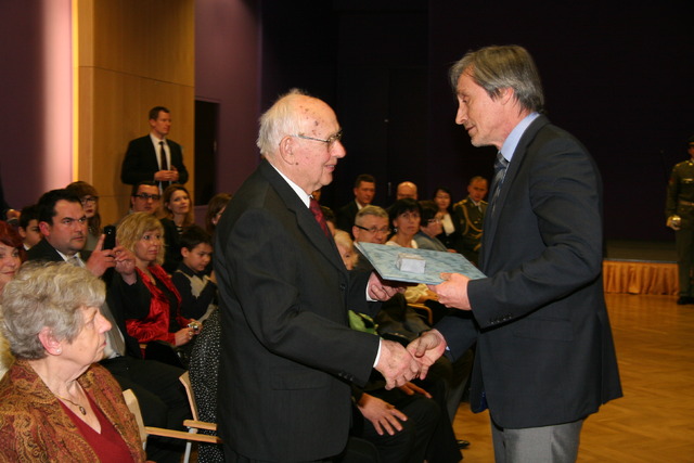 Někeří účastníci se bohužel dnešního dne nedožili, za svou zesnulou manželku tak přebírá dekret prof. MUDr. Vladislav Klener