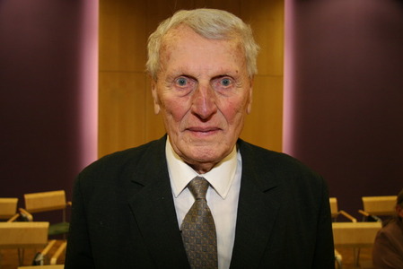 Za pomoc agentovi americké CIC dostal osvědčení o účasti v třetím odboji