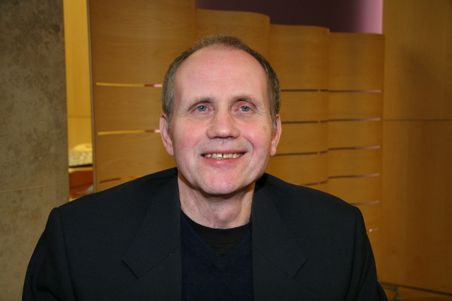 Jan Šabata, bratr ombudsmanky Anny Šabatové a syn Jaroslava Šabaty, reformího komunisty, posléze disidenta a čelního představitele OF.